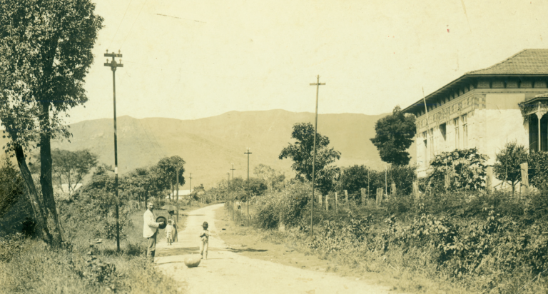 Trecho da antiga Rua do Chumbo, atual Rua Prof. Estevão Pinto, onde se vê, à direita, a casa da chácara da família Goulart (1898). Acervo do Museu Histórico Abílio Barreto